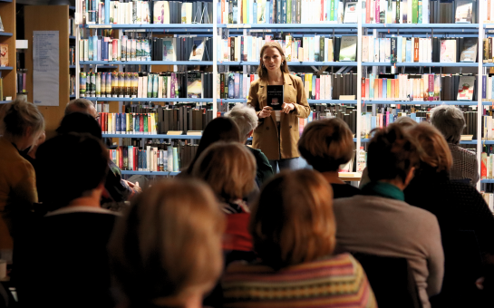 Louise Seeliger bei der Weihnachtslesung im Rahmen des Dialog-Cafes