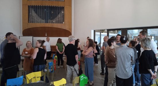 Die Teilnehmenden der Konferenz tauschen sich in Murmelgruppen aus.